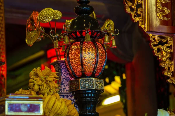 Dekorative Chinesische Lampe Porzellanvase Und Opfergaben Einem Buddhistischen Tempel Nahe — Stockfoto