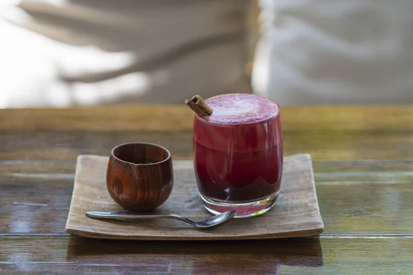 Vaso Remolacha Con Leche Vainilla Jugo Remolacha Fresca Mezclado Con —  Fotos de Stock