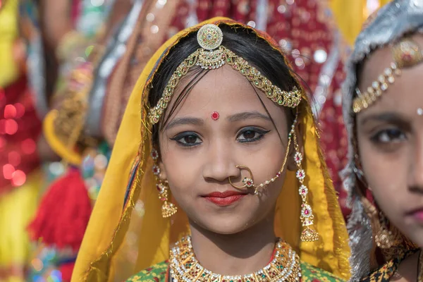 Pushkar, Hindistan - 16 Kasım 2018: Geleneksel Rajasthani kıyafeti giyen Hintli kızlar Pushkar, Rajasthan, Hindistan 'da Çöl Festivali' ne katıldılar