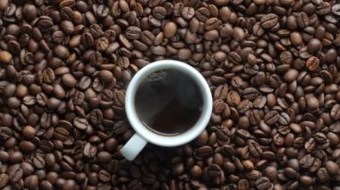 Beyaz kahve fincanı taze kavrulmuş kahve çekirdekleri, yakın plan, üst görüş.