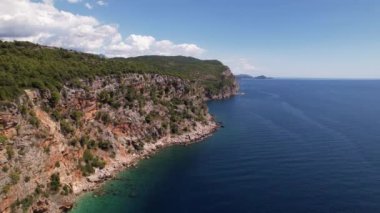 Pasjaca uçurumu ve plajı, mavi deniz ve dağları, Hırvatistan 'ın Dubrovnik kasabası yakınlarındaki hava manzarası. Adriyatik Denizi 'nin Dalmaçya kıyıları, Avrupa. Seyahat ve doğa kavramı