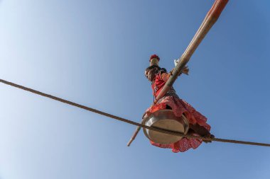 Pushkar, Hindistan - 16 Kasım 2018: Hintli kız dengesi, Pushkar Camel Mela 'nın kutsal şehir Pushkar, Rajasthan, Hindistan yakınlarındaki gösterisini zamanında gerçekleştirdi