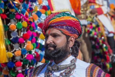 Jaisalmer, Hindistan - 08 Şubat 2017: Geleneksel Rajasthani kıyafeti giyen Hintli adam Jaisalmer, Rajasthan 'da Çöl Festivali' nin bir parçası olarak Bay Çöl Yarışmasına katıldı. Kapat.