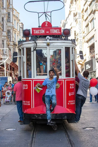 土耳其伊斯坦布尔 2015年7月31日 土耳其伊斯坦布尔群岛大街沿线的Taksim Tunel Nostalgia Tram Trundles和群岛大道的居民 — 图库照片