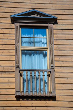 Geleneksel Ukrayna kırsal ahşap evinin ayrıntıları, pencere çerçeveli arka plan dış cephe. Kyiv, Ukrayna