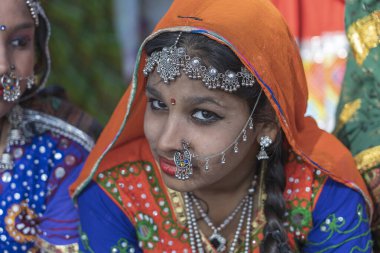 Pushkar, Hindistan - 16 Kasım 2018: Geleneksel Rajasthani kıyafeti giyen Hintli kızlar Pushkar, Rajasthan, Hindistan 'da Çöl Festivali' ne katıldılar