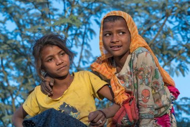 Pushkar, Hindistan - 17 Kasım 2018: Çölde iki Hintli genç kız Thar zamanında Pushkar Camel Mela kutsal şehir Pushkar, Rajasthan, Hindistan, yakın portre