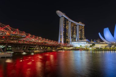Singapur şehri, Singapur - 26 Şubat 2020: Marina Bay Sands oteli, Singapur 'da Marina Körfezi' nin gece görüşü ile birleşik bir tatil beldesidir.