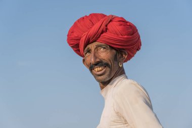 Pushkar, Hindistan - 14 Kasım 2018: Hindistan 'ın kutsal şehri Pushkar, Rajasthan yakınlarındaki Pushkar Camel Mela sırasında çölde yaşayan Hintli adam. Bu fuar dünyanın en büyük deve ticaret fuarı.