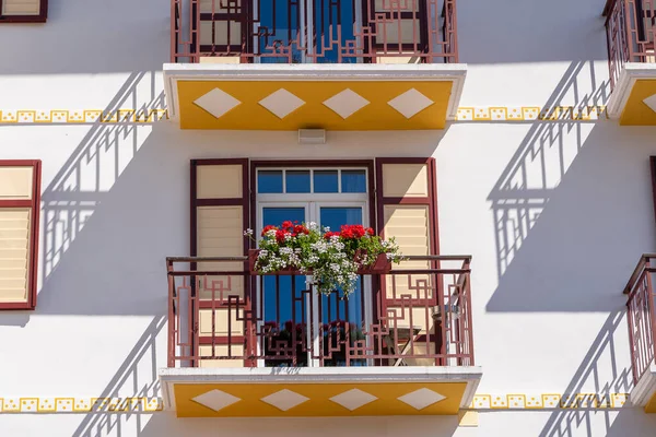 Facade Beautiful Building Balcony Flowers White Stone Wall Street Austria — Stock Photo, Image