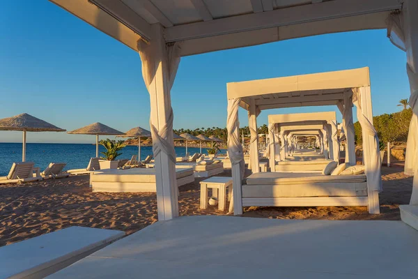 Toldo Sol Blanco Con Colchón Playa Arena Lujo Complejo Tropical — Foto de Stock