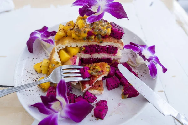 Lekkere Pannenkoeken Met Tropisch Fruit Een Bord Een Tafel Een — Stockfoto