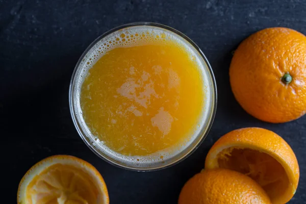 Glas Frischer Orangensaft Nahaufnahme Draufsicht Frisch Gepresster Zitrussaft Erfrischendes Morgengetränk — Stockfoto