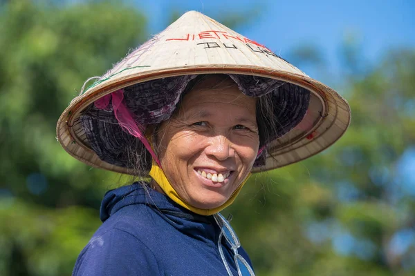 Danang Vietnam July 2020 Happy Woman Straw Hat Street Market — Stock Photo, Image