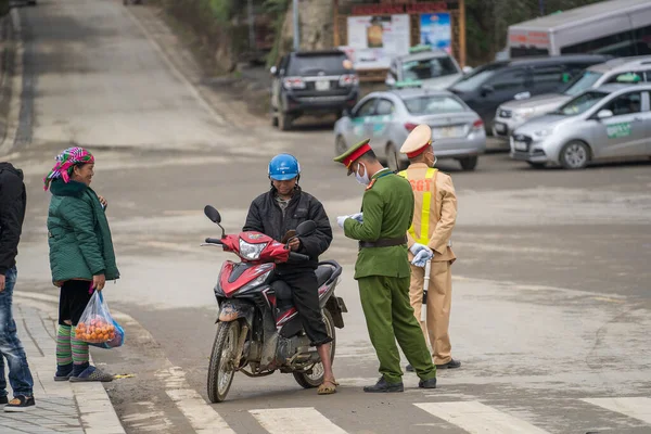 Sapa Vietnã Março 2020 Policial Vietnamita Parou Motorista Moto Por — Fotografia de Stock