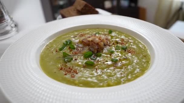 Sopa Crema Guisantes Verdes Plato Blanco Con Especias Mesa Rotar — Vídeos de Stock