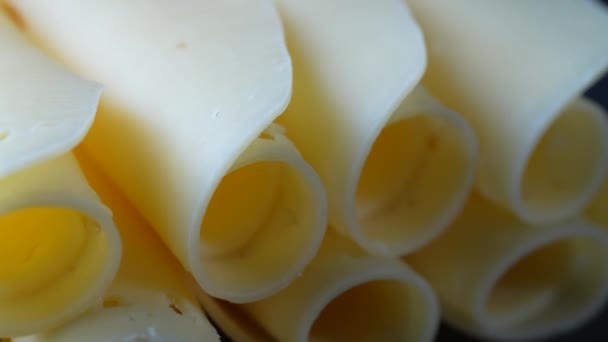 Envuelto Rodajas Queso Fresco Rotar Sobre Mesa Cerca Concepto Productos — Vídeos de Stock