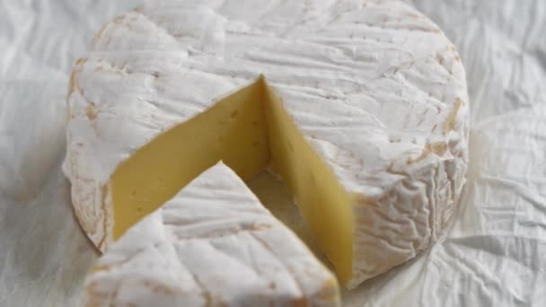 Obrót Serem Kremowym Camembert Zbliżenie Koncepcja Produktów Mlecznych Pyszne Kawałki — Wideo stockowe