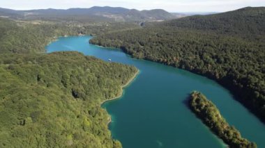 Yazın Hırvatistan, Orta Avrupa, seyahat ve doğa kavramında ormanla ünlü Plitvice Gölleri üzerinde uçmak