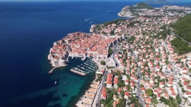 Hırvatistan 'ın eski Dubrovnik kasabası, mavi deniz ve dağlarının hava manzarası. Adriyatik Denizi 'nin Dalmaçya kıyıları, Avrupa. Seyahat ve doğa kavramı