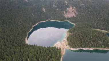 Kuzey Karadağ 'daki Kara Göl veya Crno Jezero' nun hava manzarası. Avrupa 'nın Zabljak kenti yakınlarındaki Durmitor milli parkında 1416 metre yükseklikteki Durmitor Dağı' nda bir buzul gölüdür.