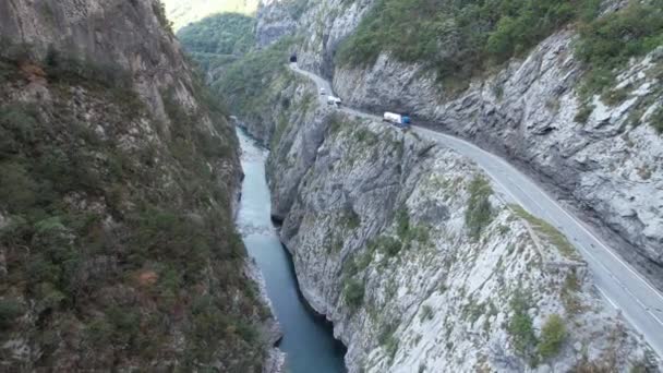 Tara Nehri Kanyonu Kuzey Karadağ Avrupa Seyahat Doğa Konseptinde Arabalı — Stok video