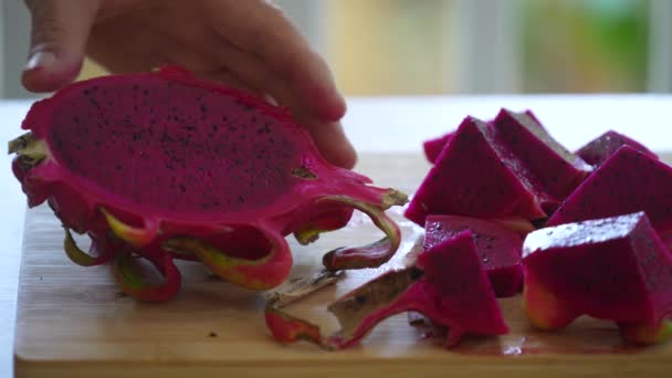 Der Koch Schneidet Die Tropische Frucht Pitahaya Oder Drachenfrucht Stücke — Stockvideo