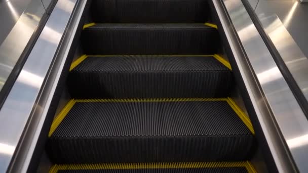 Nahaufnahme Einer Leeren Treppe Die Nach Oben Führt Moderne Rolltreppe — Stockvideo