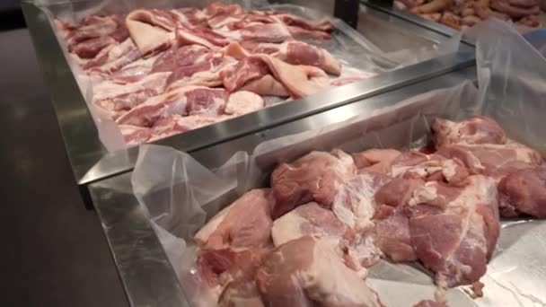 Kawałki Świeżo Krojonej Wołowiny Lub Mięsa Wieprzowego Blacie Mięsnym Tajlandia — Wideo stockowe