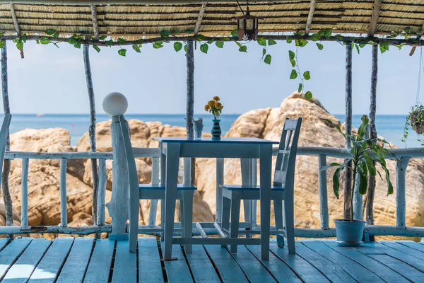 青い海の水の近くのトロピカルビーチカフェで木製のテーブルと椅子 タイの島 パンガン島 海の近くのビーチカフェ 旅行と休暇のコンセプト — ストック写真