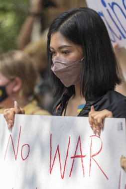 Bangkok, Tayland - 25 Şubat 2022: Bangkok, Tayland 'da Rusya' nın Bangkok, Tayland 'daki büyükelçiliği önünde Ukrayna' ya müdahaleyi protesto eden göstericiler