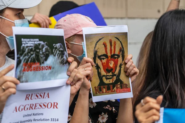 泰国曼谷 2022年2月25日 示威者举着横幅和乌克兰国旗 在俄罗斯驻泰国曼谷大使馆前抗议俄罗斯对乌克兰的干预 — 图库照片