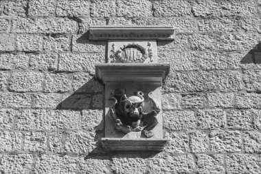 Karadağ 'ın Kotor kentindeki tarihi binaların taş duvarındaki mimari ayrıntılar kapatıldı