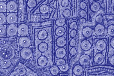 Hindistan 'ın arka planındaki renkli halının detaylarını anlat. Bir tuvale dikilmiş çeşitli kumaş parçalarını kapatın. 2022 yılının moda rengi. Filmin Ultra Violet yaratıcı ve karamsar rengi