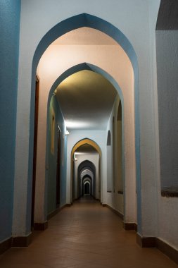 Gece Mısır 'da Sharm el Sheikh otelinde birçok kemerli duvar ve koridorun ayrıntıları, mimari konsept.
