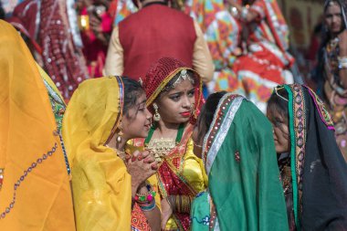 Pushkar, Hindistan - 16 Kasım 2018: Geleneksel Rajasthani kıyafeti giyen Hintli kızlar Pushkar, Rajasthan, Hindistan 'da Çöl Festivali' ne katıldılar