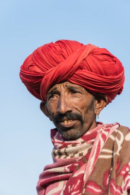 Pushkar, Hindistan - 14 Kasım 2018: Hindistan 'ın kutsal şehri Pushkar, Rajasthan yakınlarındaki Pushkar Camel Mela sırasında çölde yaşayan Hintli adam. Bu fuar dünyanın en büyük deve ticaret fuarı.