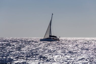 Mauritius Adası - 18 Mart 2017 Hint Okyanusu 'nda seyreden bir katamaran Mauritius Adası. Gün batımında denize açılacağız.