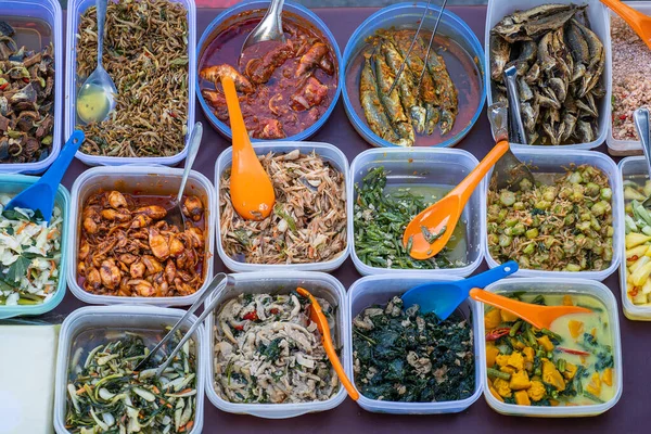 Imagem Aérea Pessoas Comprando Alimentos Sobre Variedade Deliciosos Pratos Caseiros — Fotografia de Stock