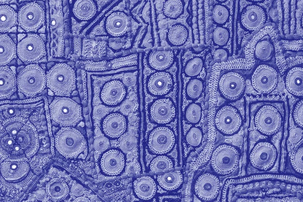 Hindistan 'ın arka planındaki renkli halının detaylarını anlat. Bir tuvale dikilmiş çeşitli kumaş parçalarını kapatın. 2022 yılının moda rengi. Filmin Ultra Violet yaratıcı ve karamsar rengi