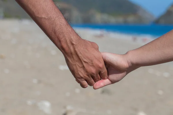 Couple Hands Held Together Blue Sea Water Beach Background Close — Stock Photo, Image