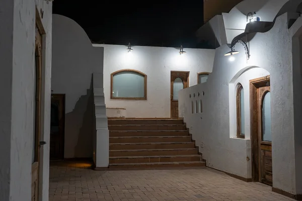Muro Bianco Una Casa Scale Notte Sulla Strada Dell Egitto — Foto Stock