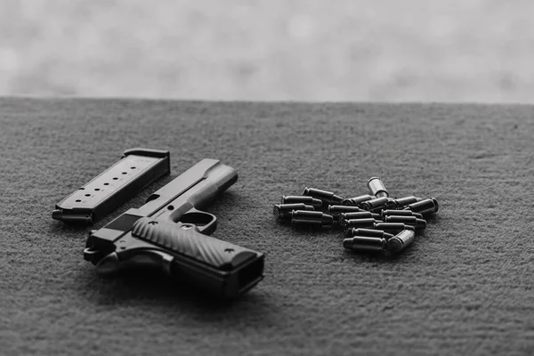 Πιστόλι Γεμιστήρας Και Σφαίρες Στο Τραπέζι Πριν Χρήση Στο Σκοπευτήριο — Φωτογραφία Αρχείου
