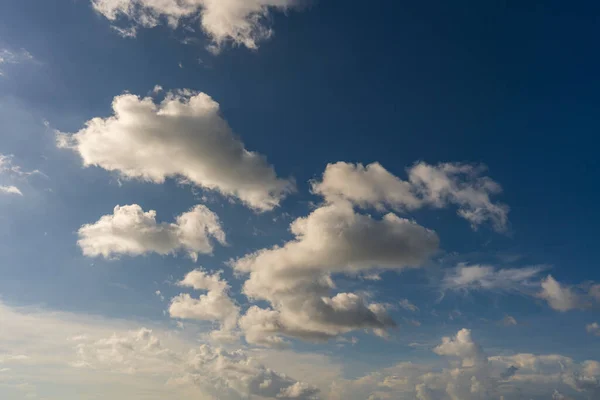 Luz Natural Nubes Blancas Flotando Cielo Azul Día Soleado —  Fotos de Stock