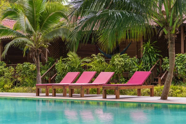 泰国Koh Phangan岛上热带花园的游泳池 有放松的床和绿色棕榈树 — 图库照片