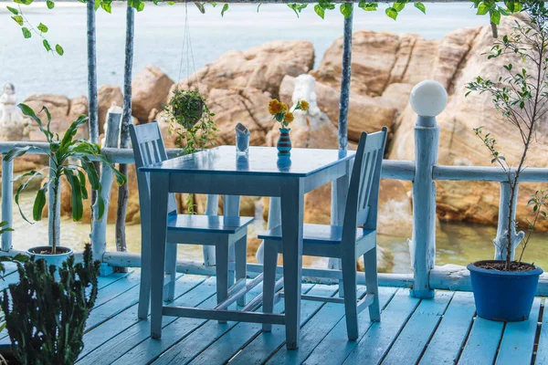 泰国Koh Phangan岛靠近蓝色海水的热带海滨咖啡馆的木制餐桌和椅子 海滨咖啡馆靠近大海 旅行和休假概念 — 图库照片