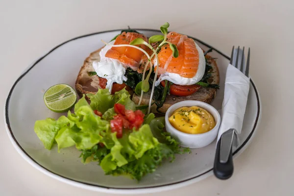 煮鸡蛋 西红柿和鲑鱼的烤面包 放在盘子里 早餐时间 — 图库照片