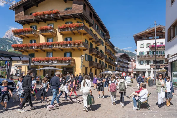 Cortina Ampezzo Italië Aug 2021 Mensen Rusten Voetgangerszone Van Cortina — Stockfoto