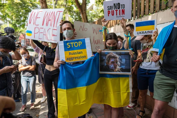 Bangkok Tajlandia Lutego 2022 Demonstranci Trzymający Chorągiewki Flagi Ukraińskie Protestowali — Zdjęcie stockowe