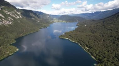 Slovenya, Orta Avrupa 'da yaz aylarında dağlarla ormanlar arasında Bohinjsko jezero ya da Bohinj Gölü üzerindeki hava manzarası, seyahat ve doğa kavramı